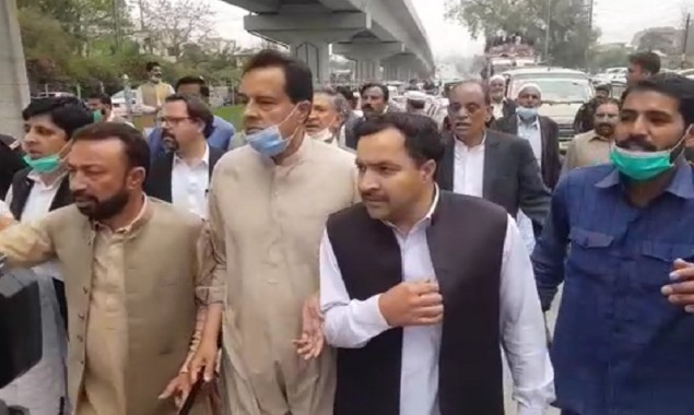 PML-N’s Captain (R) Safdar escapes egg strike outside Peshawar High Court