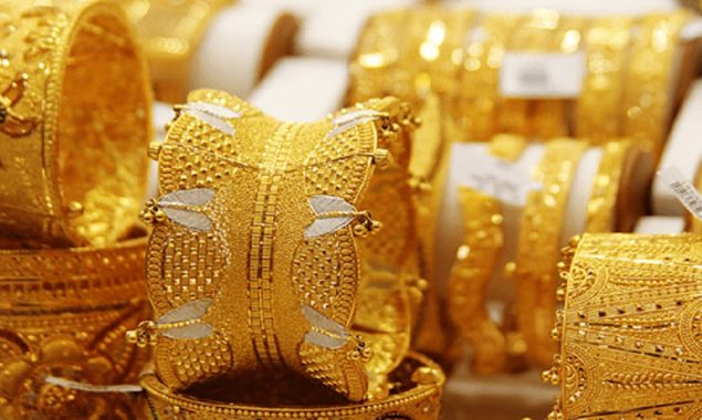 Gold price drops by Rs2, 400 per tola in Pakistan
