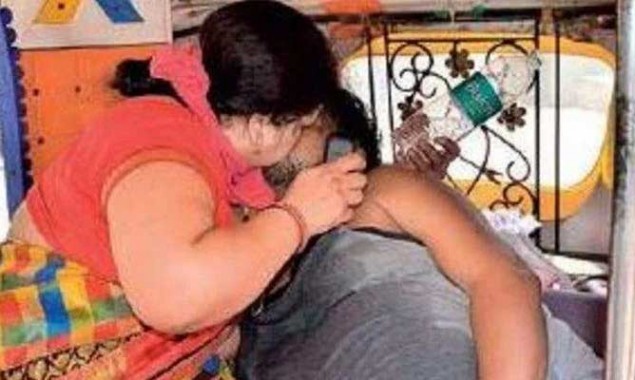 Coronavirus India: Heart Shattering Image of an Indian Woman Trying to Revive her Dying Husband