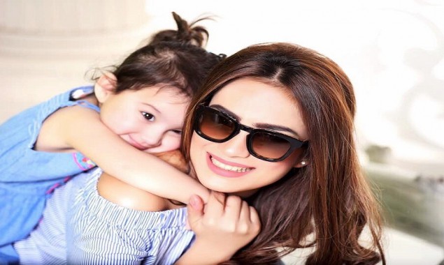 Pictures of model Alyzeh Gabol with her daughter go viral
