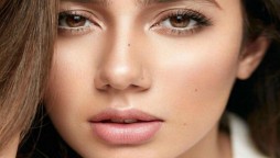 How many beauty spots does Mahira Khan have on her face?