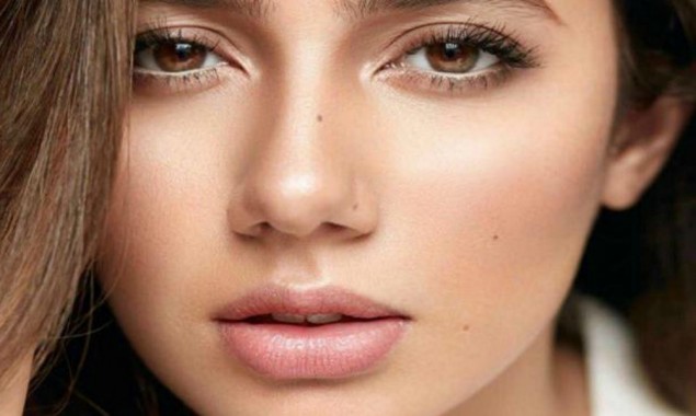 How many beauty spots does Mahira Khan have on her face?