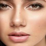 How many beauty spots does Mahira Khan have on her face?