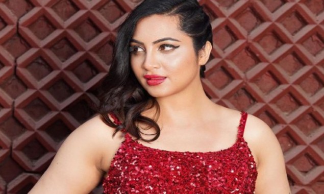 Arshi Khan got a kiss on her hand by a fan without a consent