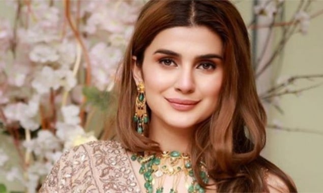 Netizens Criticize actress Kubra Khan on her dressing