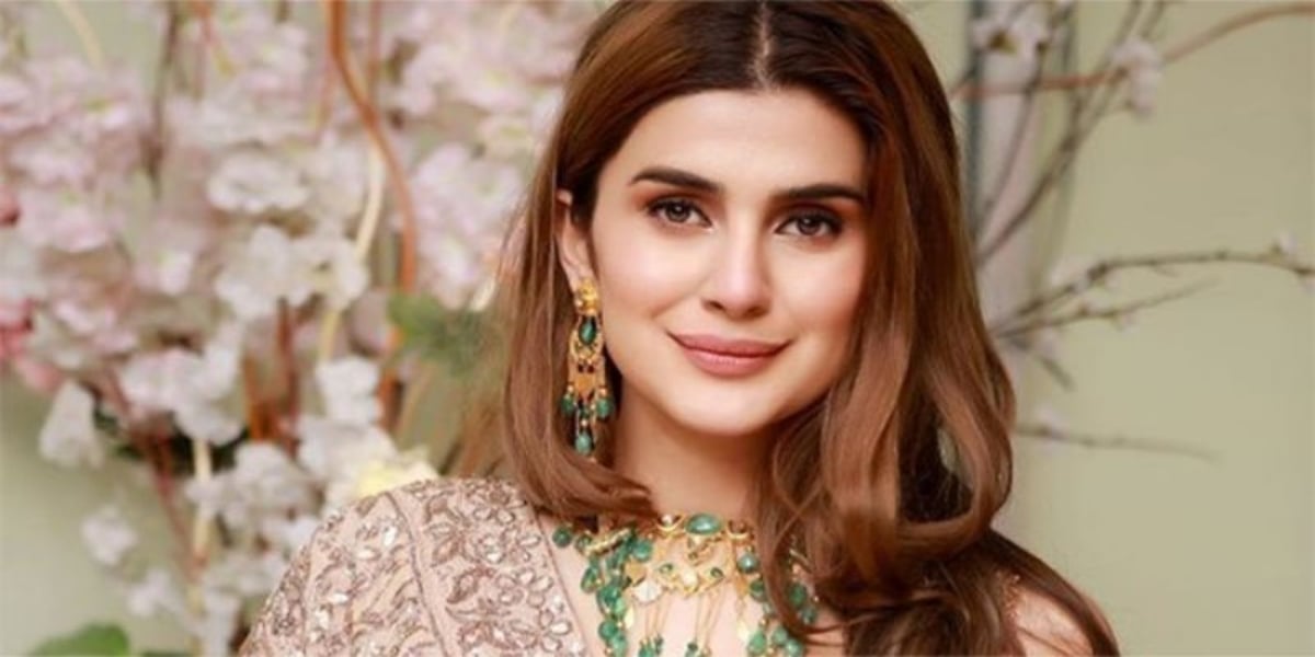 Netizens Criticize actress Kubra Khan on her dressing