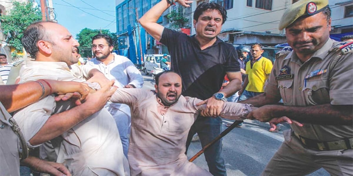 Indian Police Clamp Down On Journalists Of Occupied Kashmir