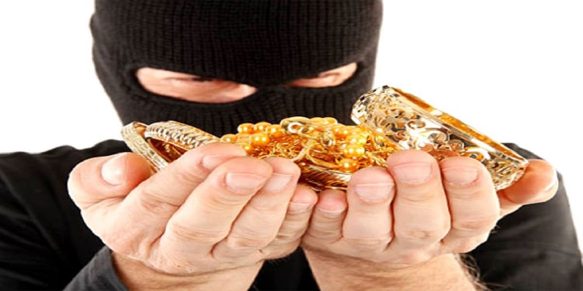 On Monday, in Karachi, robbers robbed the gold which is the city’s second-biggest robbery of the present year, which cost more than Rs12.5 million and Rs85 thousand cash from a jewelry shop.