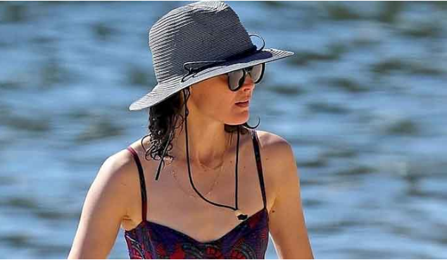 Take A Look At Rose Byrne Sizzling Look At A Beach