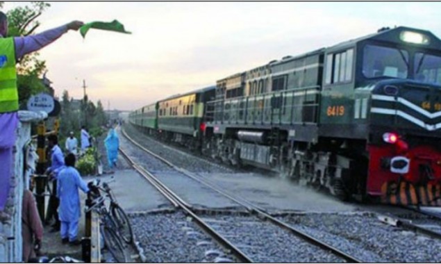 Mother dies rescuing daughters After being hit by train