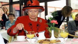 Queen’s dining ‘no hands’ table rule