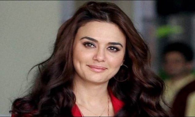 Video: Preity Zinta gives her husband a haircut