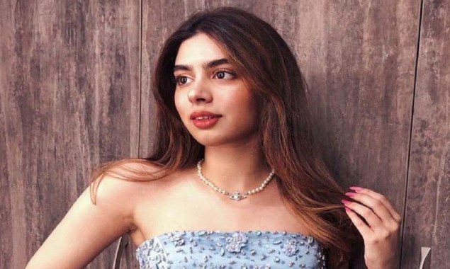 Whose picture does Khushi Kapoor have as her mobile wallpaper?