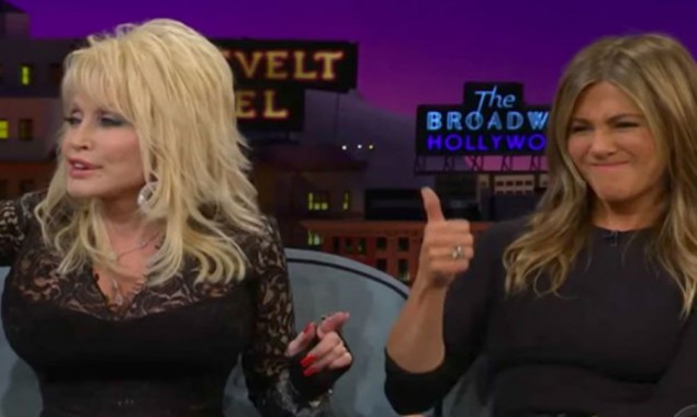Jennifer Aniston says she “accidentally” insulted Dolly Parton