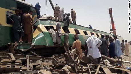 Pakistan Railways decides to hire expert in Ghotki train accident case