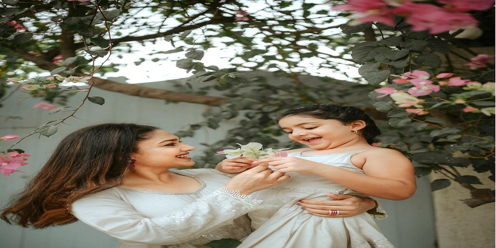 Sanam Jung and her daughter wear matching outfits and look adorable