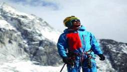 Hong Becomes the First Blind Man To Climb Everest