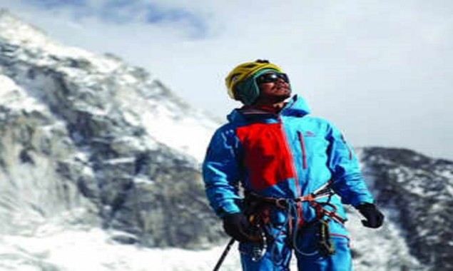 Hong Becomes the First Blind Man To Climb Everest