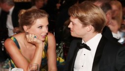 Taylor Swift’s boyfriend Joe spotted getting closer to co-star Alison