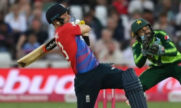England defeats Pakistan by 2-1