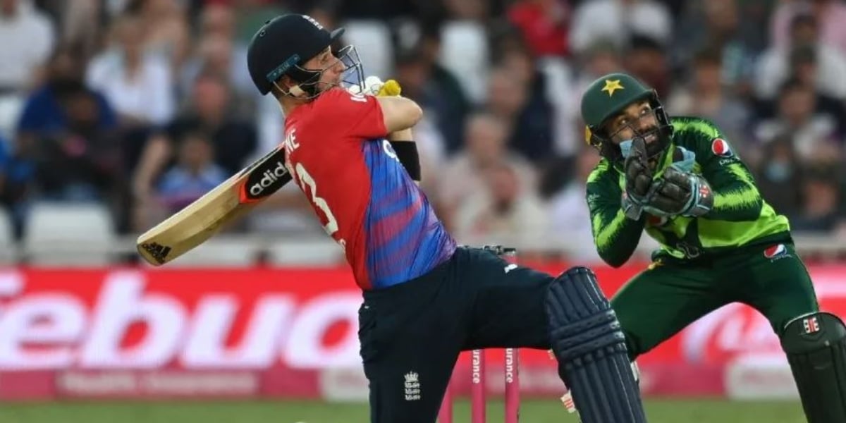 England defeats Pakistan by 2-1