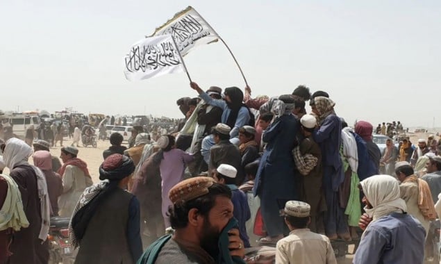 Taliban flag raised above Pakistan border