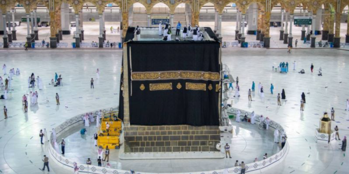 Kiswa changed by new cloth on Holy Ka'aba
