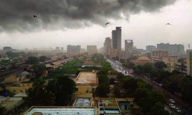 Karachi: Rain Showers Bring brief reprieve from the heat for citizens