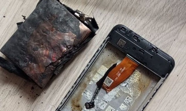 Shocking: cellphone explodes and catches Fire