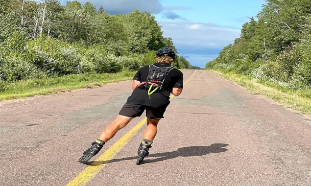 Man skates across Canada to protect the bees, breaking the Guinness World Record