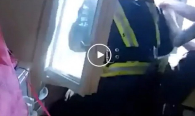 The firefighter risked his life to save the young man, watch video