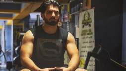 Muneeb butt flaunts his ripped muscles in a gym Photo