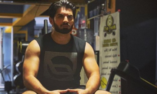 Muneeb butt flaunts his ripped muscles in a gym Photo