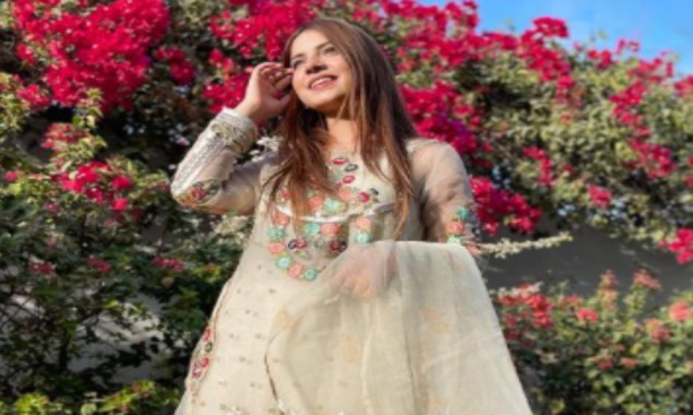 Dananeer Mobeen looks gorgeous in new photos