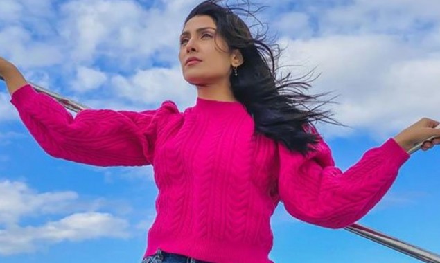 Ayeza Khan is thankful to her Insta-family as she hits 9.8 million followers