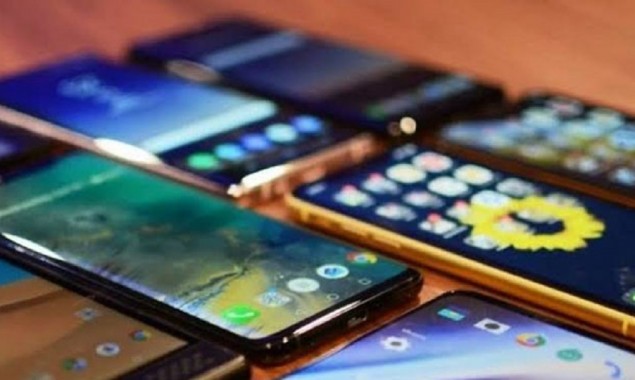Local mobile manufactured in Pakistan exceeds imports: Razak Dawood