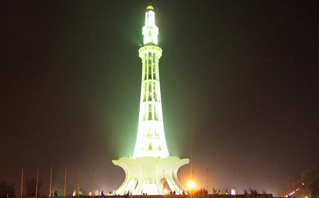 glowing minar-e-pakistan