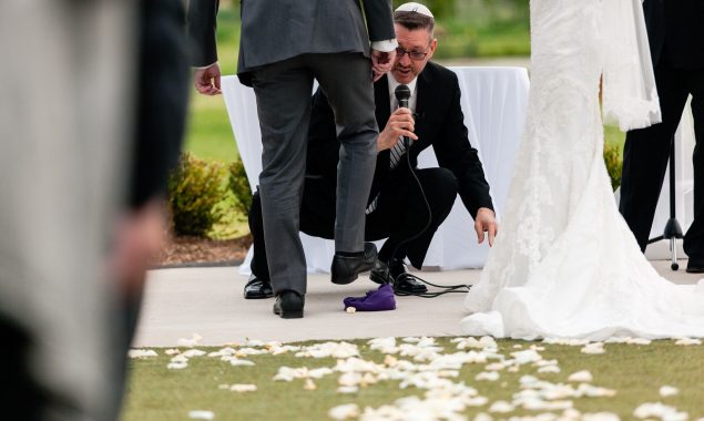 History behind couples stomping on a piece of glass in Italian weddings
