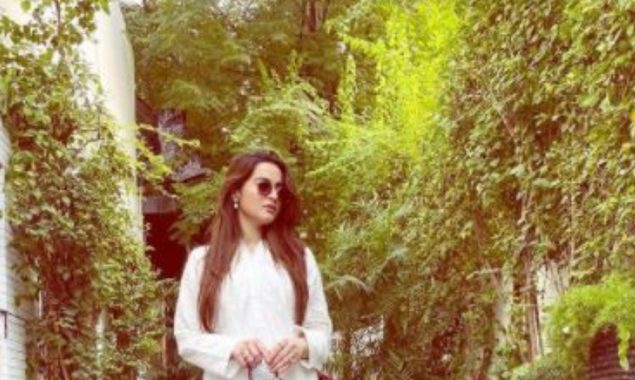 Aiman Khan looks gorgeous in a white dress, See photo