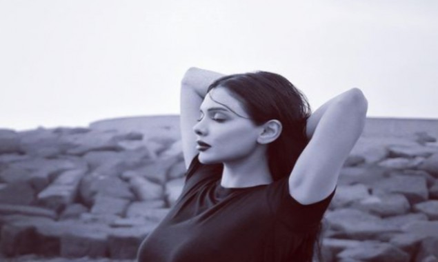 Sara Loren looks breathtaking in new pictures