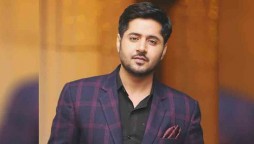 Video: Imran Ashraf is having fun while playing cricket on street