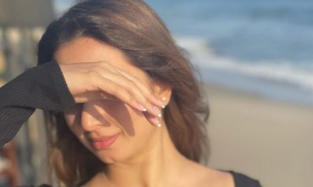 Komal Aziz adorably poses for sunny weather in her recent pictures, see photos