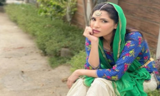 Zhalay Sarhadi looks gorgeous as she wishes her fans ‘Jumma Mubarak’