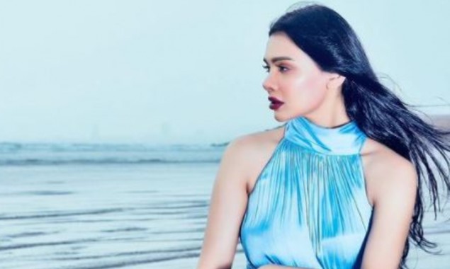 Sara Loren looks gorgeous in new alluring photo