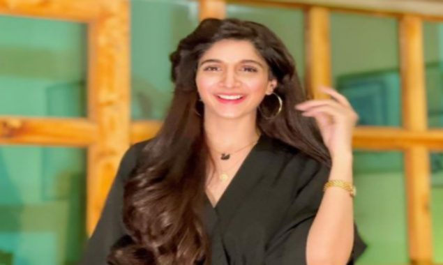 Mawra Hocane looks amazing in black