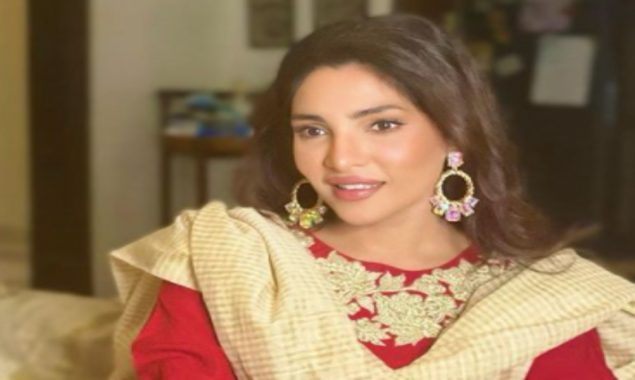 Zhalay Sarhadi wishes Jumma Mubarak with new gorgeous photos