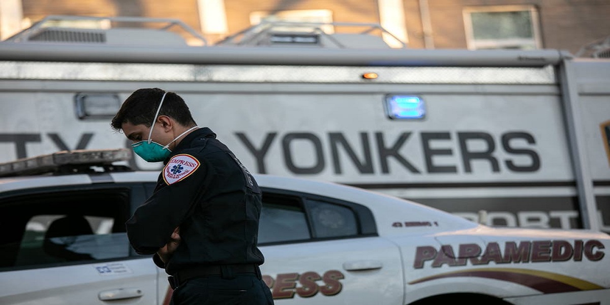 New York, man attempt suicide and kills the old man below