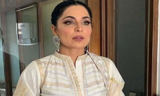 Meera once again rebuffs her 10-year long marriage with Atiq-ur-Rehman whilst weeping