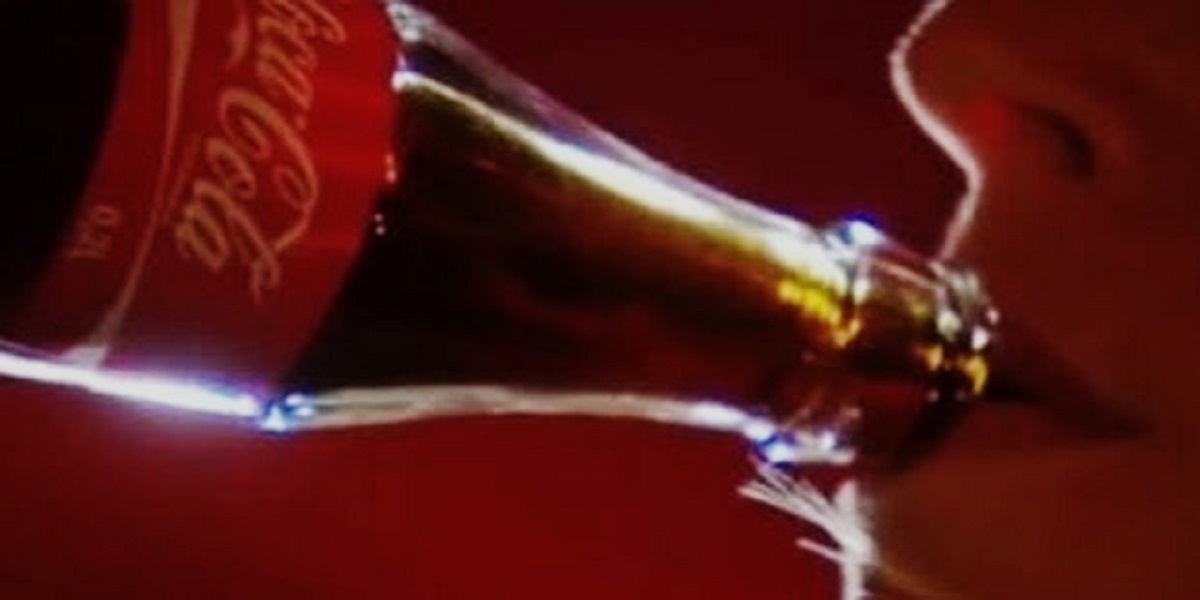 Downing a 1.5-liter bottle of Coca-Cola, a Chinese man passes away