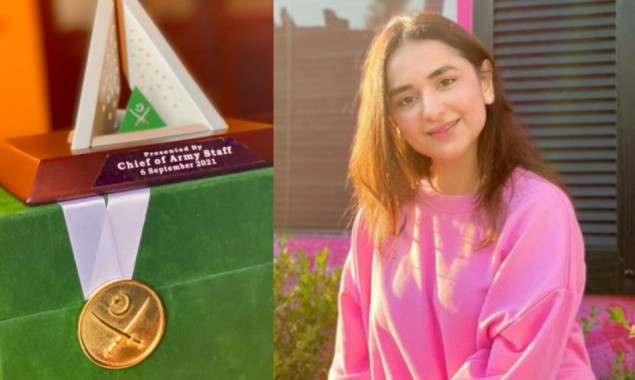 Yumna Zaidi receives an honorary award from COAS Gen. Bajwa; take a look!